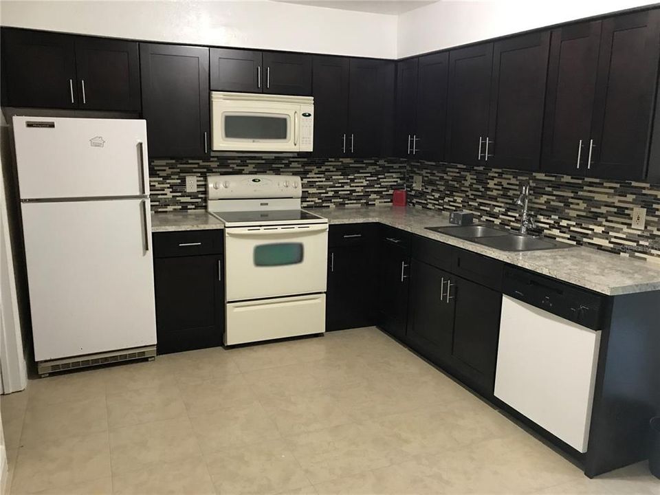 For Rent: $1,000 (1 beds, 1 baths, 762 Square Feet)