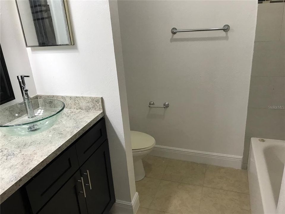 For Rent: $1,000 (1 beds, 1 baths, 762 Square Feet)