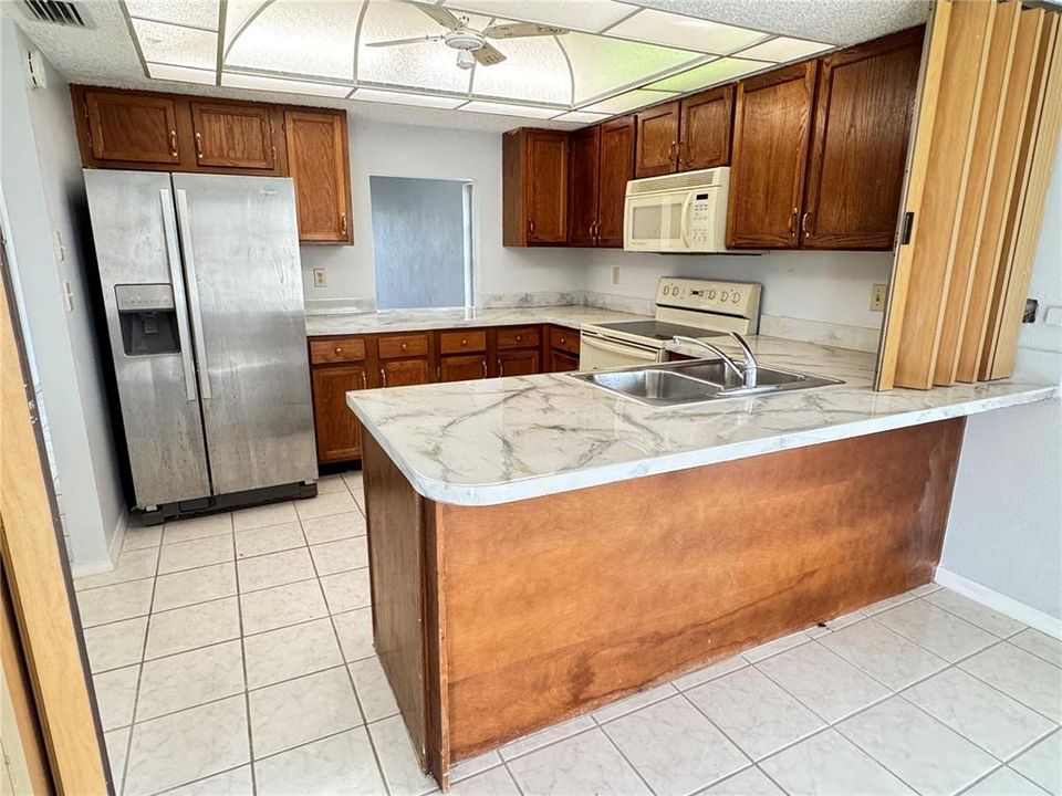 Open kitchen with breakfast bar