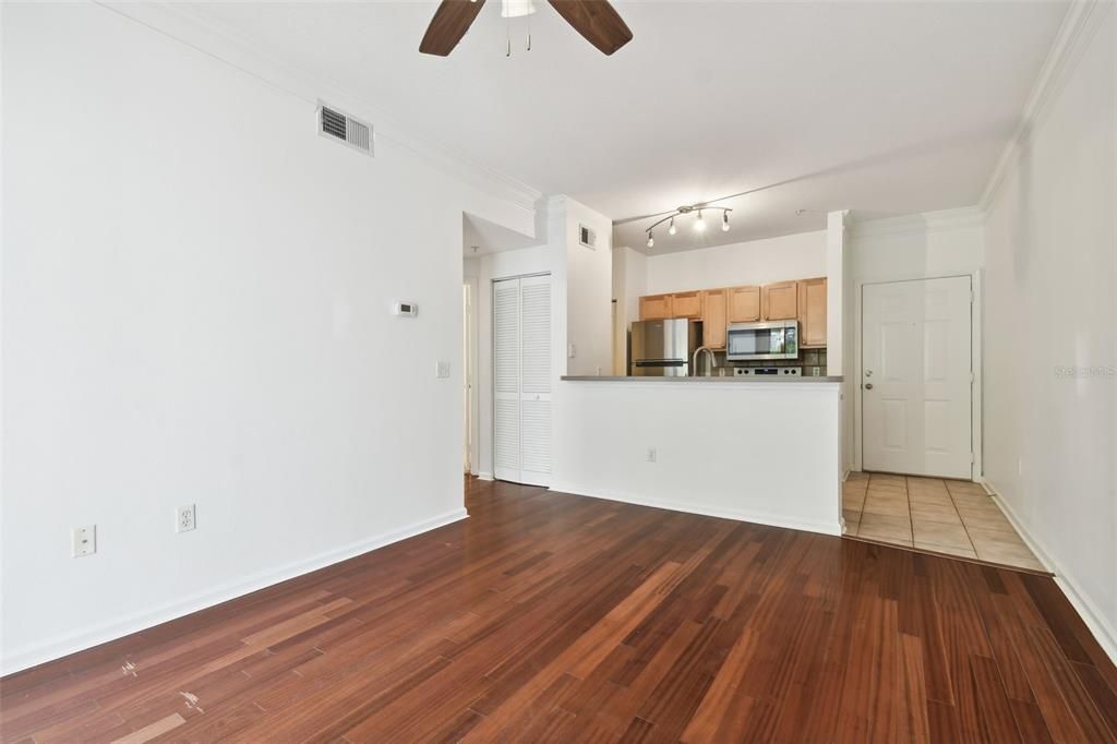 For Sale: $214,999 (1 beds, 1 baths, 636 Square Feet)