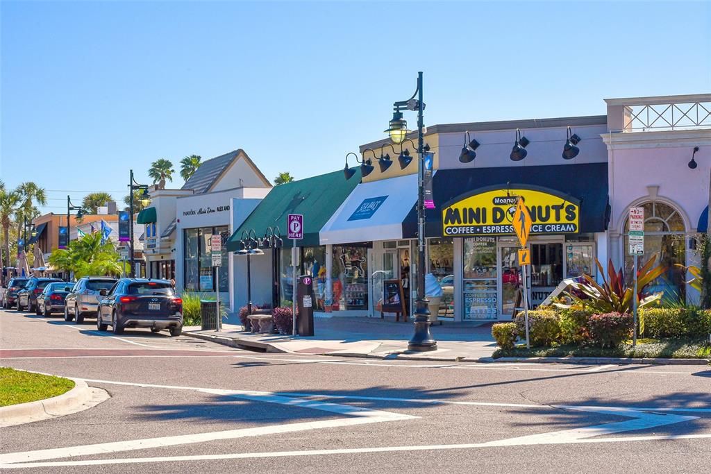 St. Armands Circle shopping district, walking distance from 162.