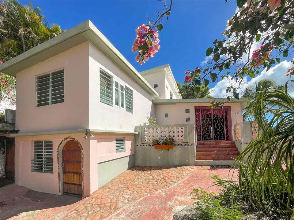 En Venta: $624,000 (6 camas, 4 baños, 2042 Pies cuadrados)