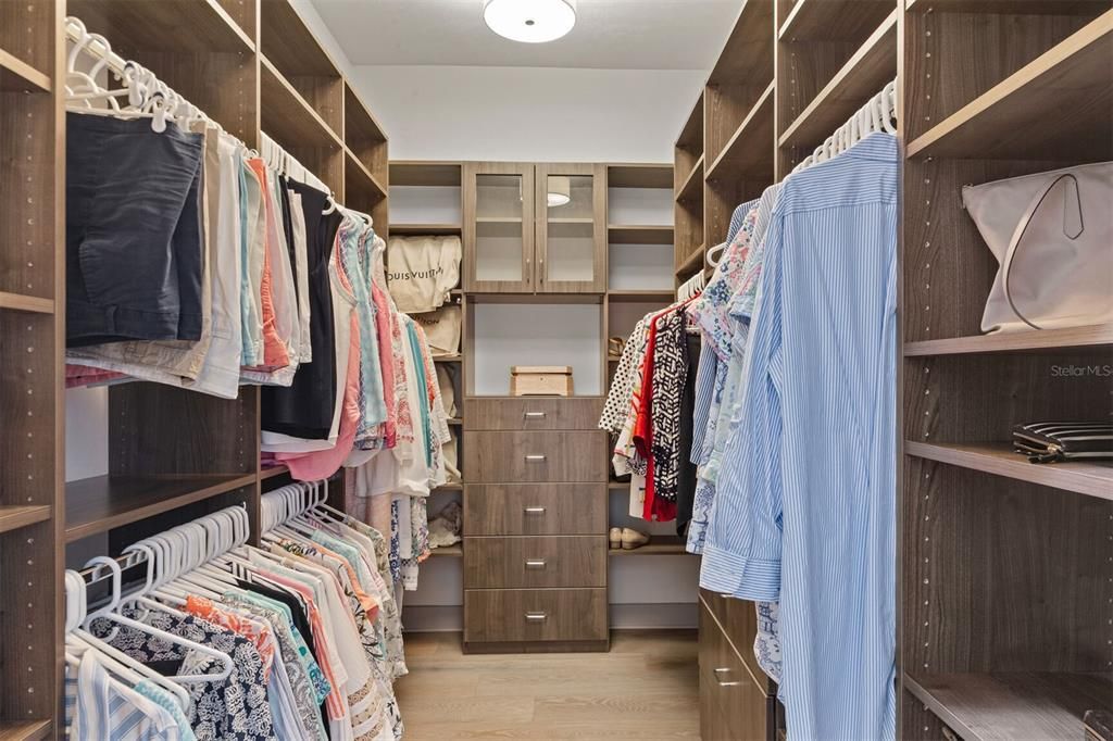 WALK-IN CLOSET