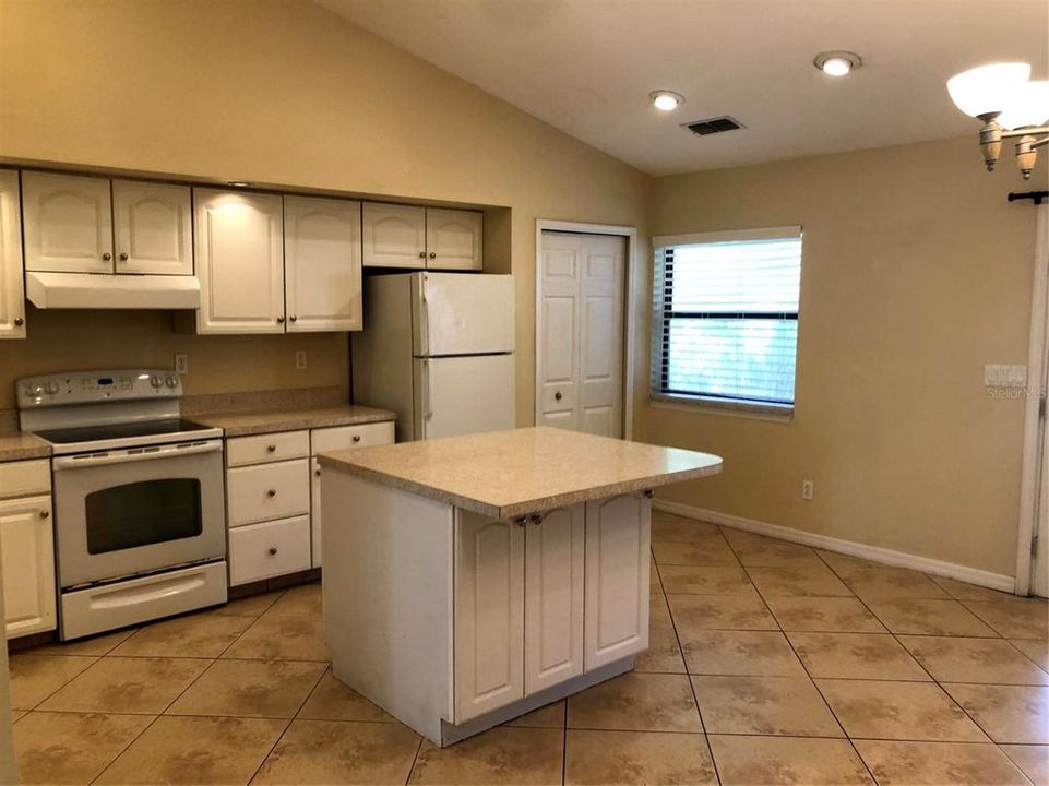 For Sale: $324,900 (3 beds, 2 baths, 1265 Square Feet)