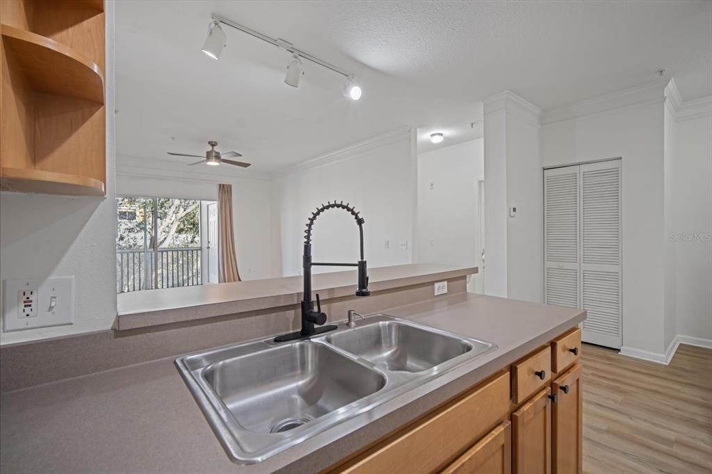 For Sale: $339,900 (2 beds, 2 baths, 1116 Square Feet)