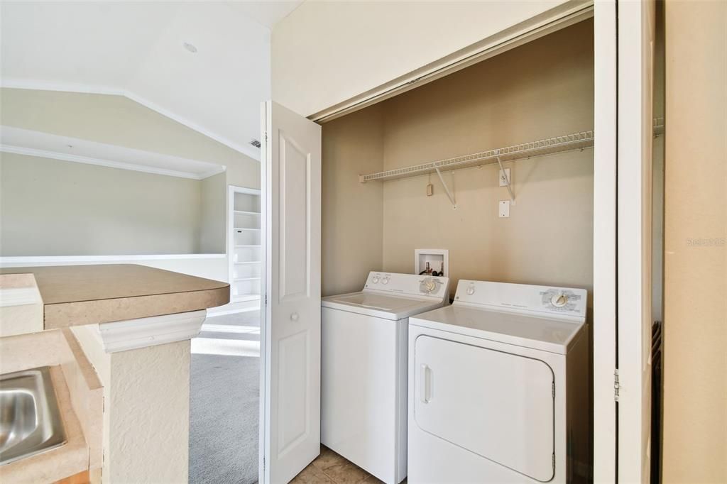 For Sale: $275,000 (1 beds, 1 baths, 903 Square Feet)