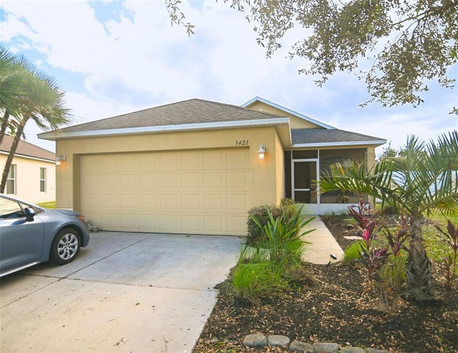 2 car garage and frontage of the home