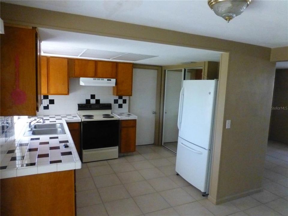 For Rent: $1,695 (2 beds, 1 baths, 848 Square Feet)