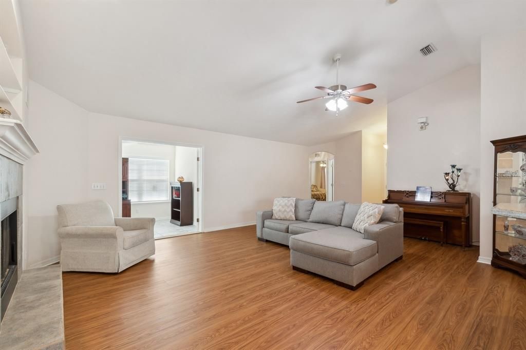 For Sale: $390,000 (3 beds, 2 baths, 1660 Square Feet)