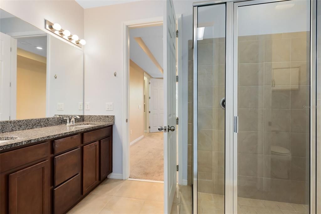 Primary bath/ walk in shower