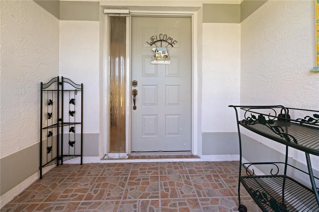 THE ENCLOSED FRONT ENTRY HAS TILE FLOOR