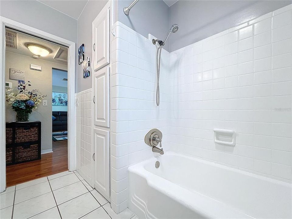 For Sale: $475,000 (2 beds, 1 baths, 1041 Square Feet)