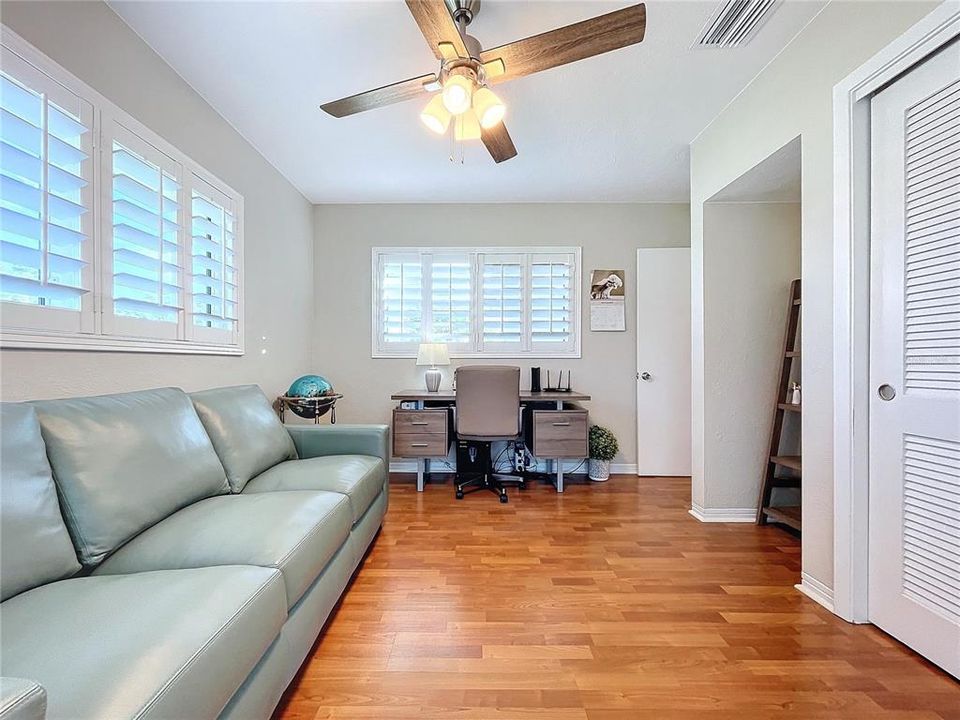 For Sale: $475,000 (2 beds, 1 baths, 1041 Square Feet)