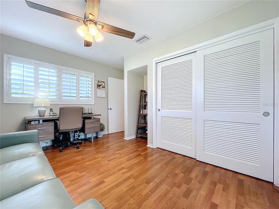 For Sale: $475,000 (2 beds, 1 baths, 1041 Square Feet)