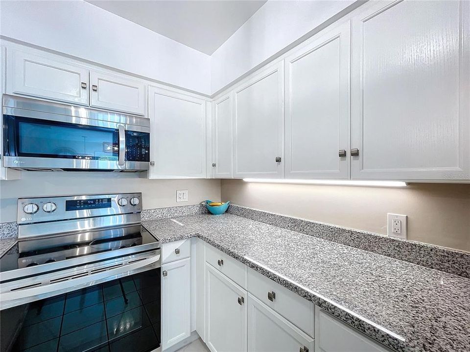 For Sale: $475,000 (2 beds, 1 baths, 1041 Square Feet)