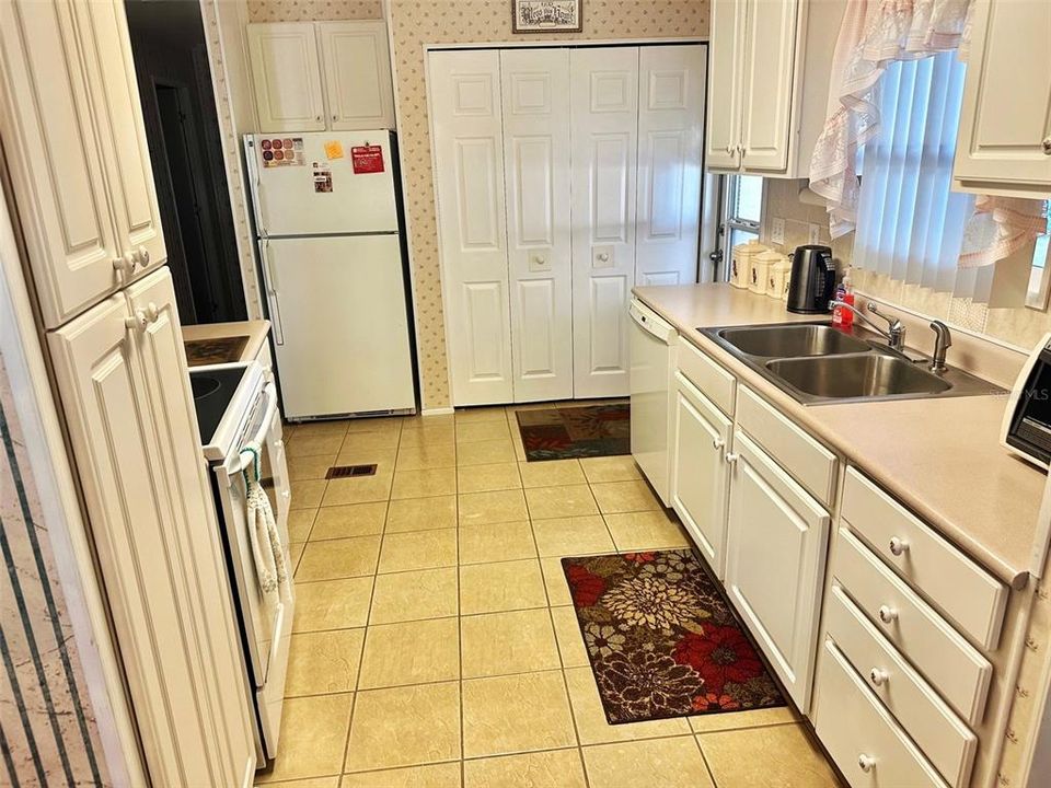 For Sale: $159,900 (2 beds, 2 baths, 1208 Square Feet)