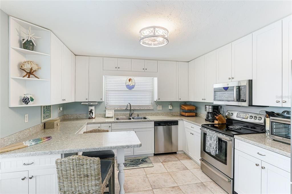 For Sale: $797,500 (2 beds, 2 baths, 825 Square Feet)