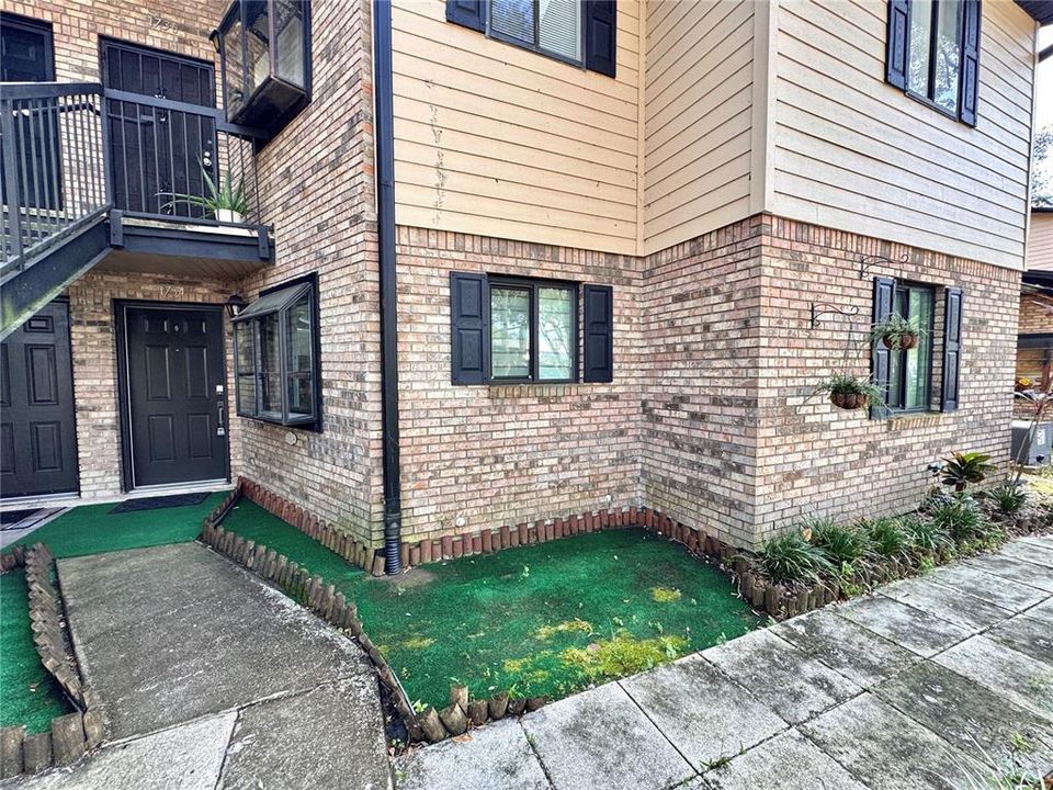 For Sale: $257,000 (2 beds, 2 baths, 938 Square Feet)