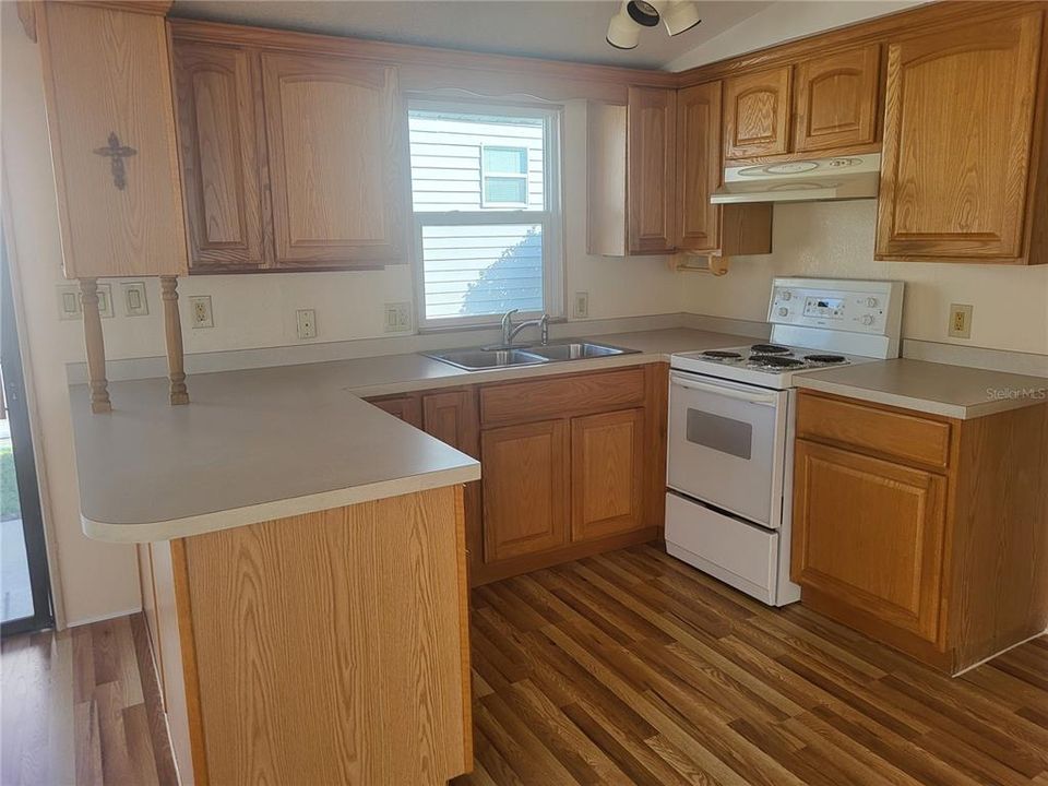 For Sale: $129,900 (2 beds, 2 baths, 462 Square Feet)