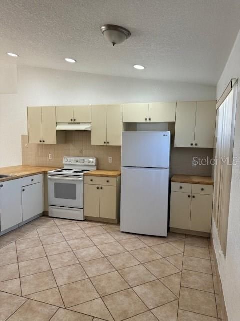 KITCHEN W DINETTE AREA