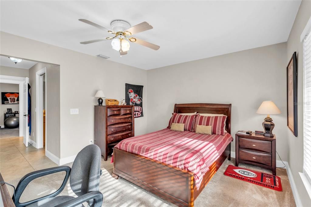 For Sale: $295,000 (2 beds, 2 baths, 1048 Square Feet)