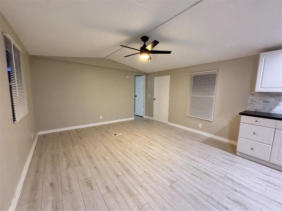 For Sale: $157,000 (2 beds, 1 baths, 672 Square Feet)