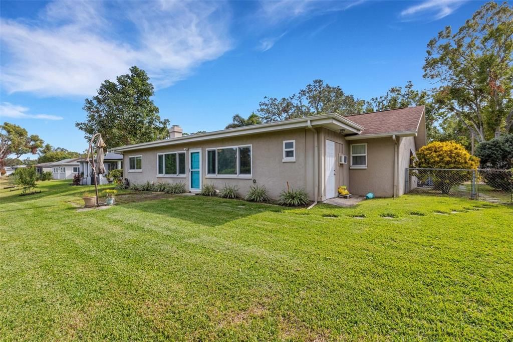 Large green backyard with space for grill & outdoor seating~