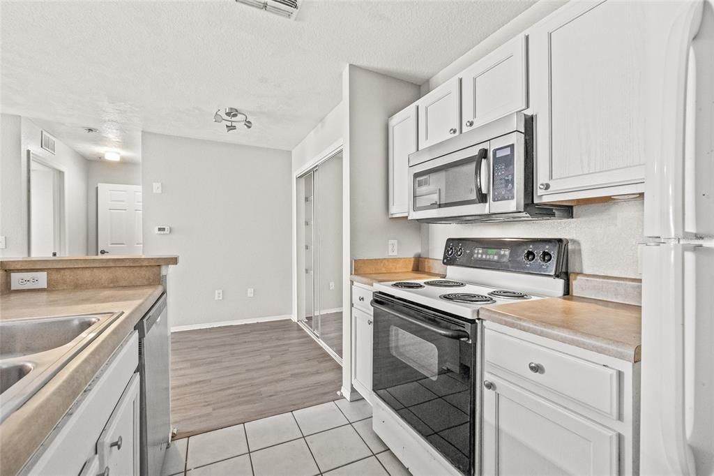 For Sale: $235,000 (2 beds, 2 baths, 928 Square Feet)