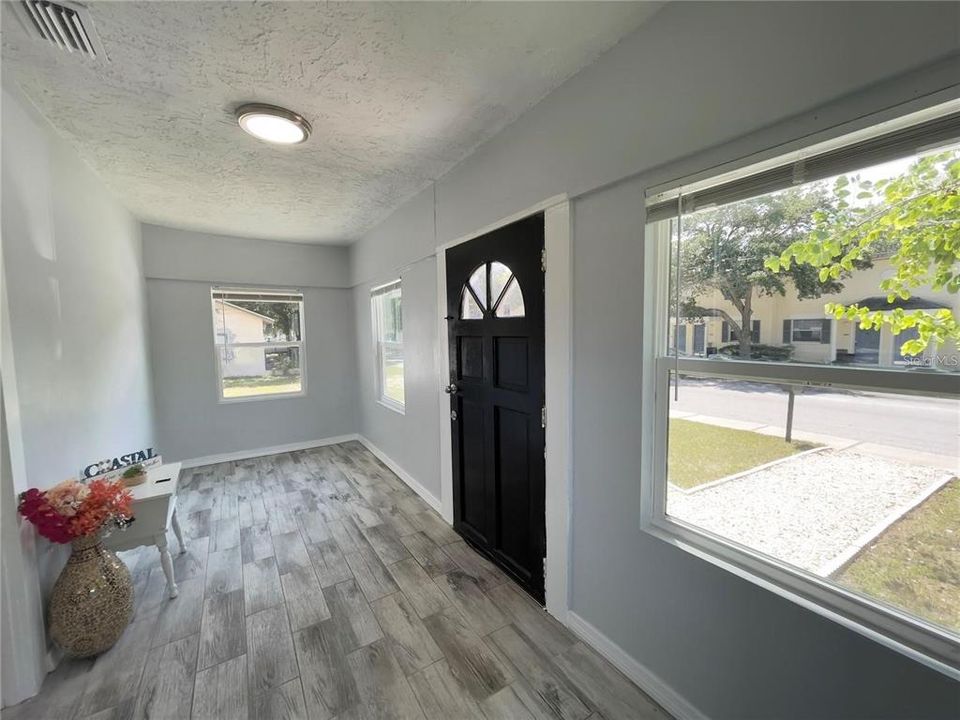 For Sale: $279,900 (3 beds, 1 baths, 1049 Square Feet)