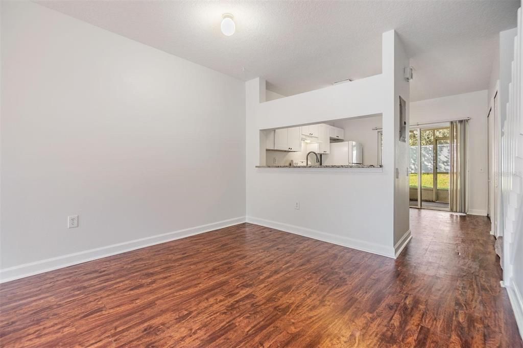 For Sale: $220,000 (2 beds, 1 baths, 1110 Square Feet)