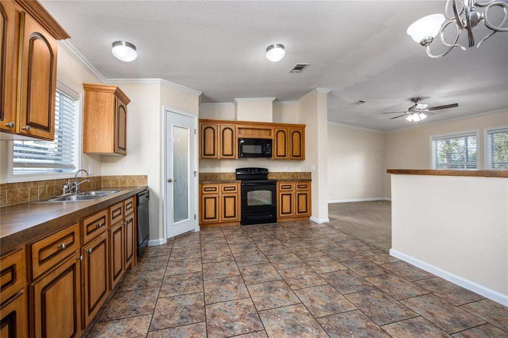 For Sale: $198,700 (3 beds, 2 baths, 1350 Square Feet)