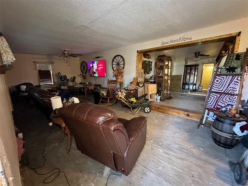 For Sale: $250,000 (4 beds, 2 baths, 1500 Square Feet)