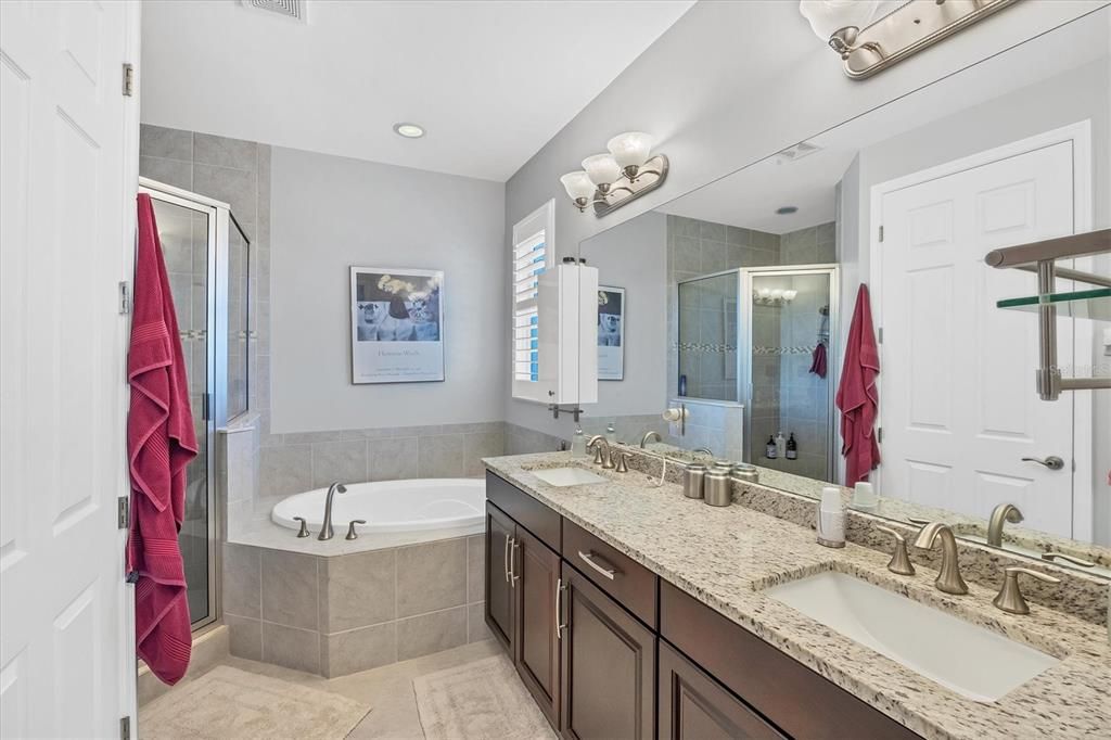 Ensuite Master Bath with Soaking Tub, Shower and Dual Sinks!