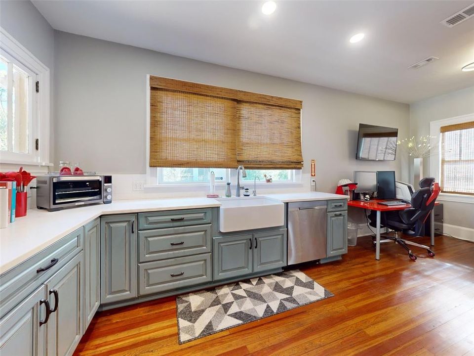 For Sale: $799,000 (2 beds, 1 baths, 1247 Square Feet)