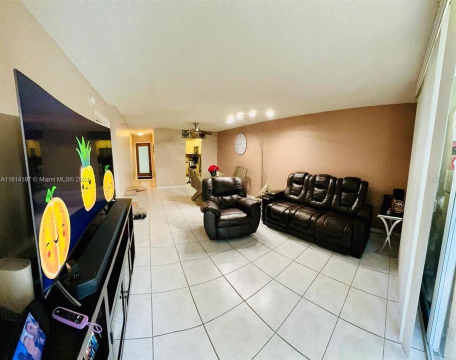 For Sale: $215,000 (2 beds, 2 baths, 937 Square Feet)