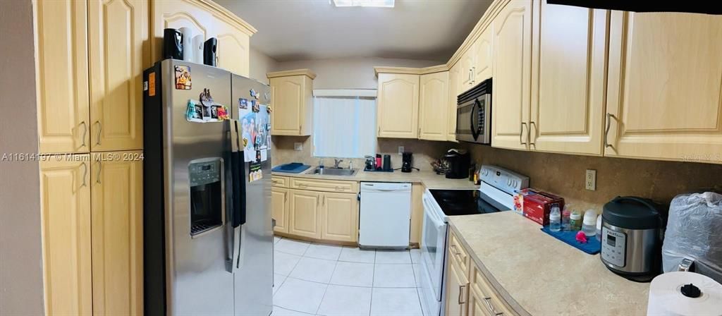 For Sale: $215,000 (2 beds, 2 baths, 937 Square Feet)