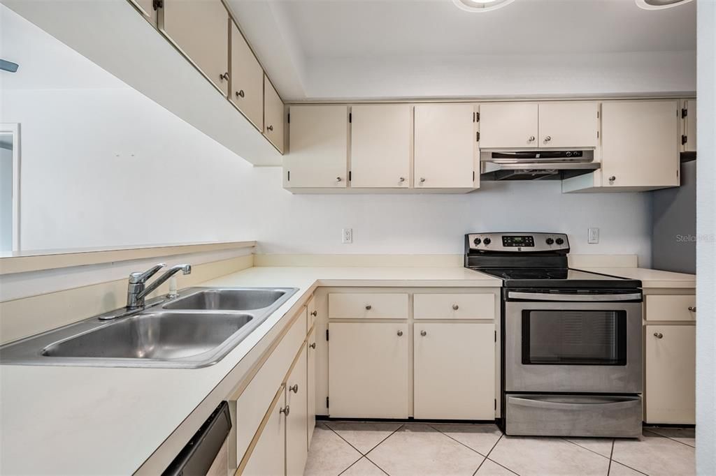 For Sale: $219,900 (2 beds, 2 baths, 900 Square Feet)