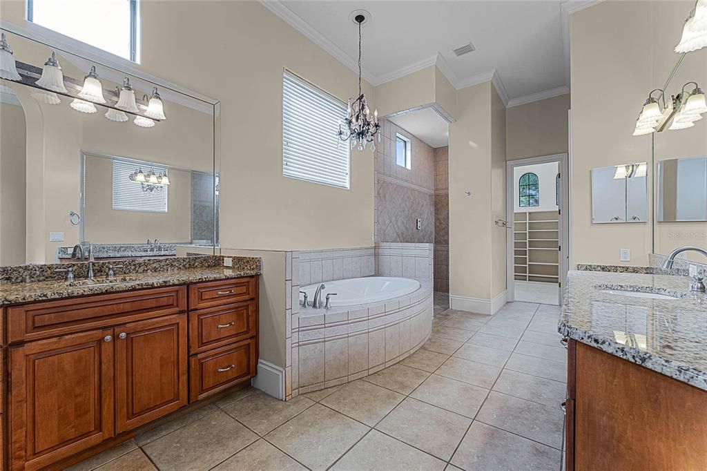 Master bath, split vanities