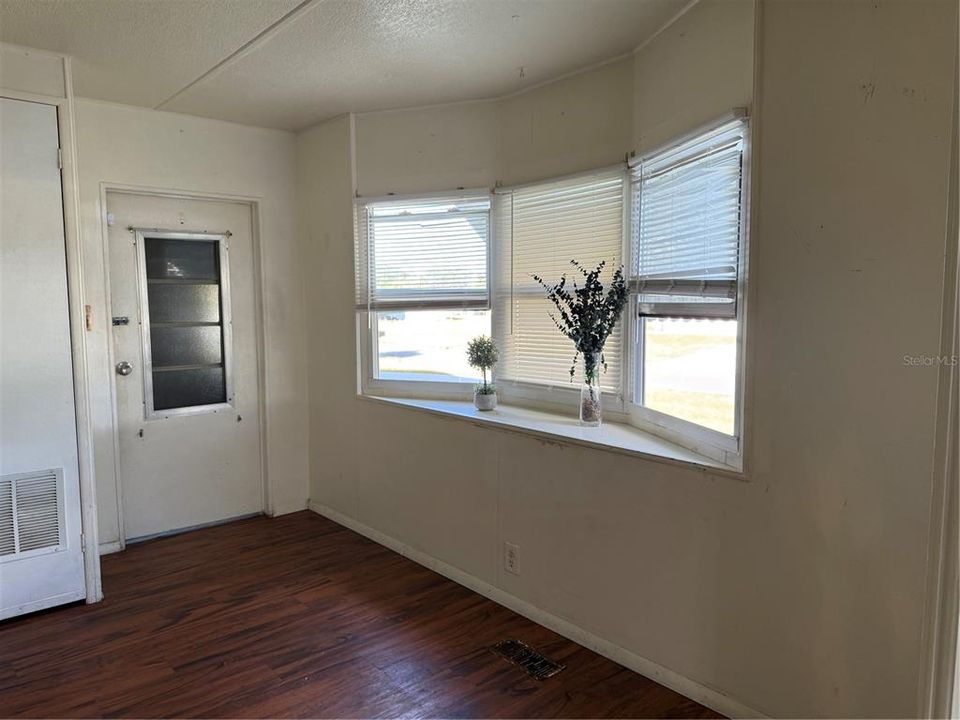 For Sale: $119,000 (2 beds, 1 baths, 810 Square Feet)