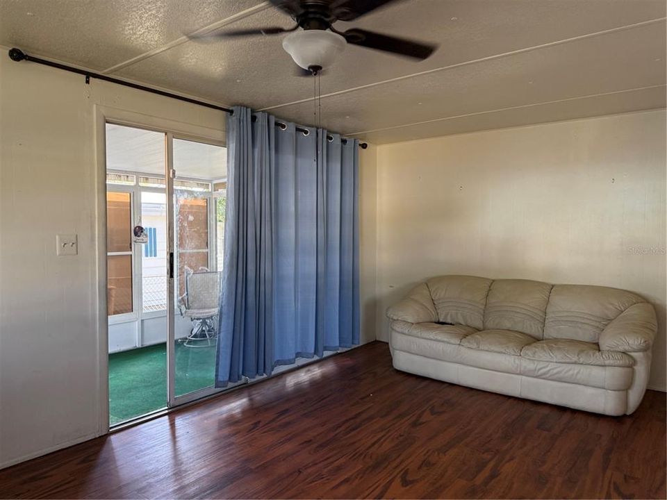 For Sale: $119,000 (2 beds, 1 baths, 810 Square Feet)