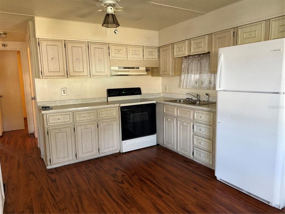 For Sale: $119,000 (2 beds, 1 baths, 810 Square Feet)