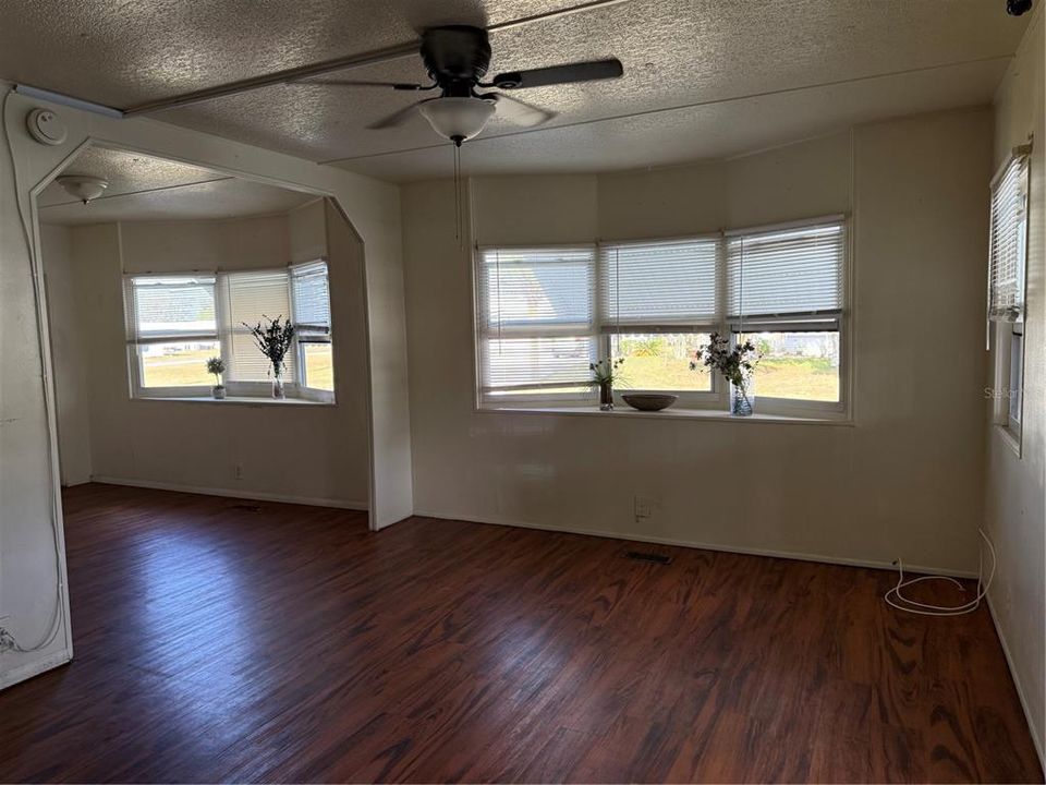 For Sale: $119,000 (2 beds, 1 baths, 810 Square Feet)