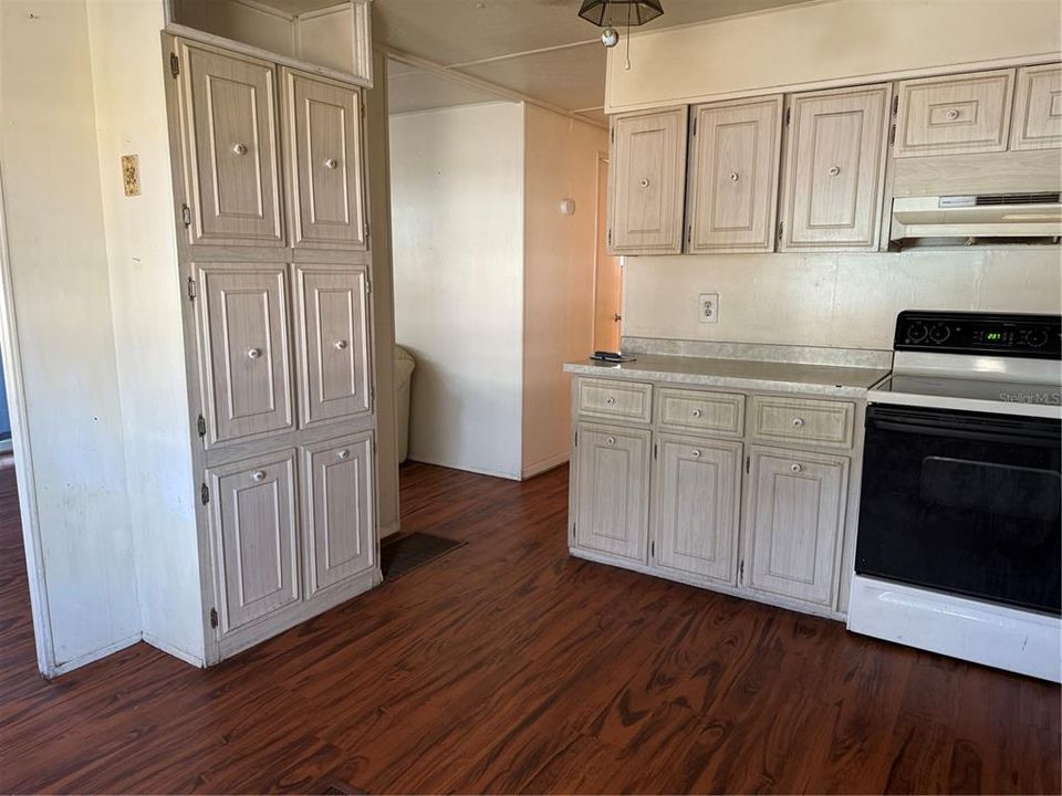 For Sale: $119,000 (2 beds, 1 baths, 810 Square Feet)