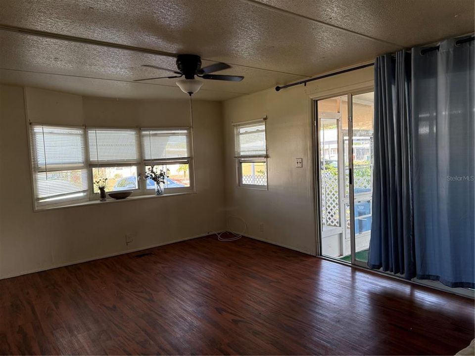 For Sale: $119,000 (2 beds, 1 baths, 810 Square Feet)