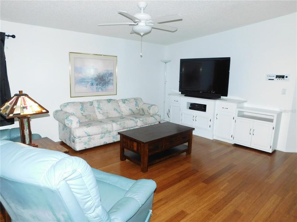 For Sale: $199,900 (2 beds, 2 baths, 1472 Square Feet)