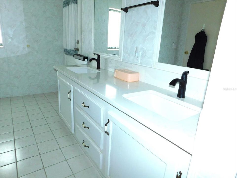 For Sale: $199,900 (2 beds, 2 baths, 1472 Square Feet)