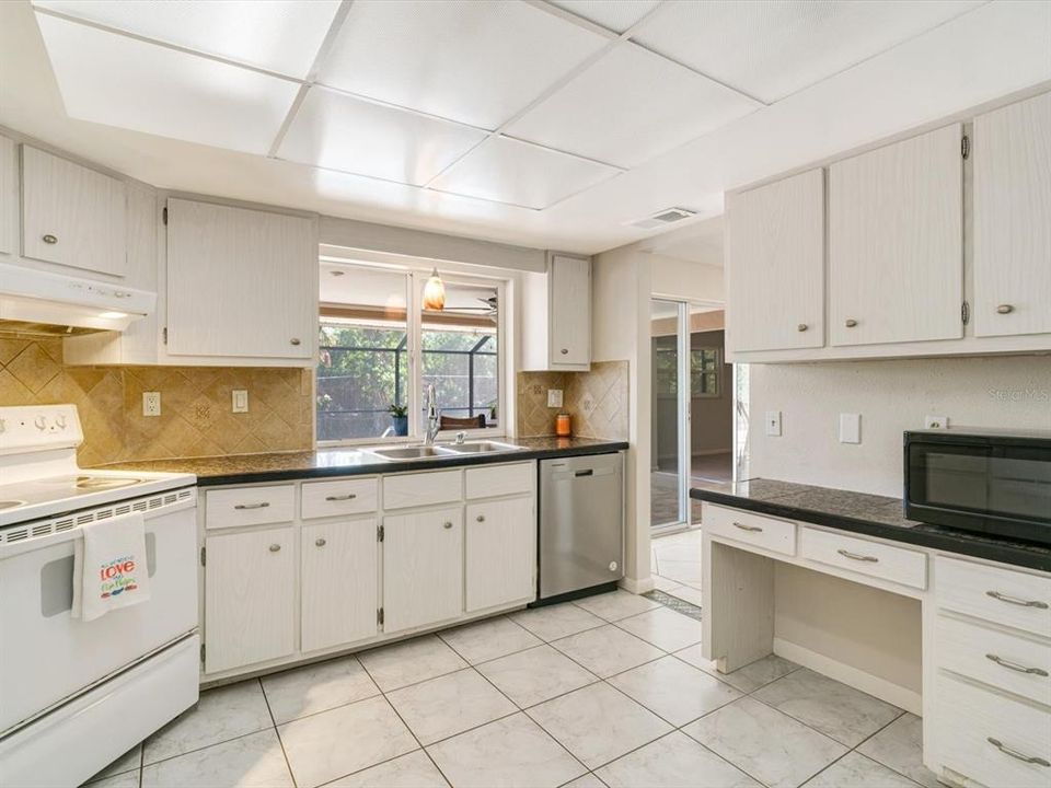 For Sale: $295,000 (2 beds, 2 baths, 1300 Square Feet)