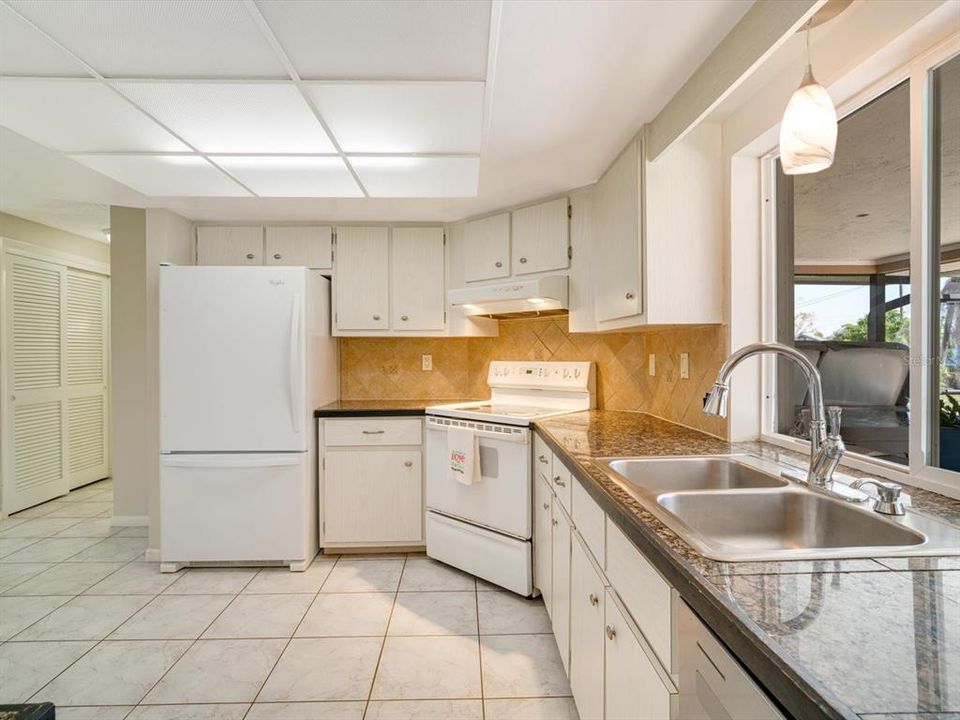 For Sale: $295,000 (2 beds, 2 baths, 1300 Square Feet)