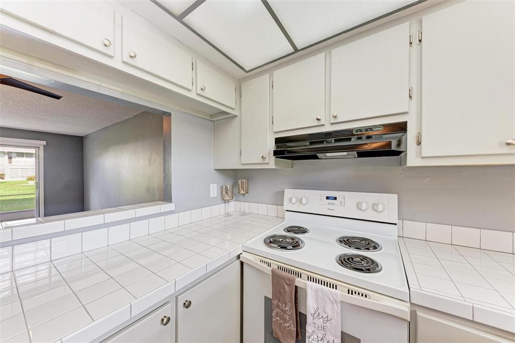 For Sale: $100,000 (1 beds, 1 baths, 725 Square Feet)