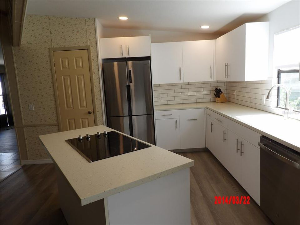 Kitchen with Cooktop plus a wall Oven